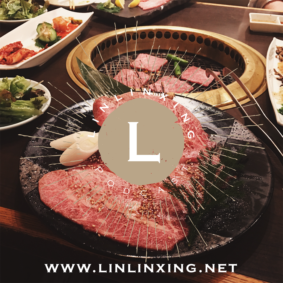 一盘生牛肉切片,配有蔬菜和酱料,展现美食的魅力。
